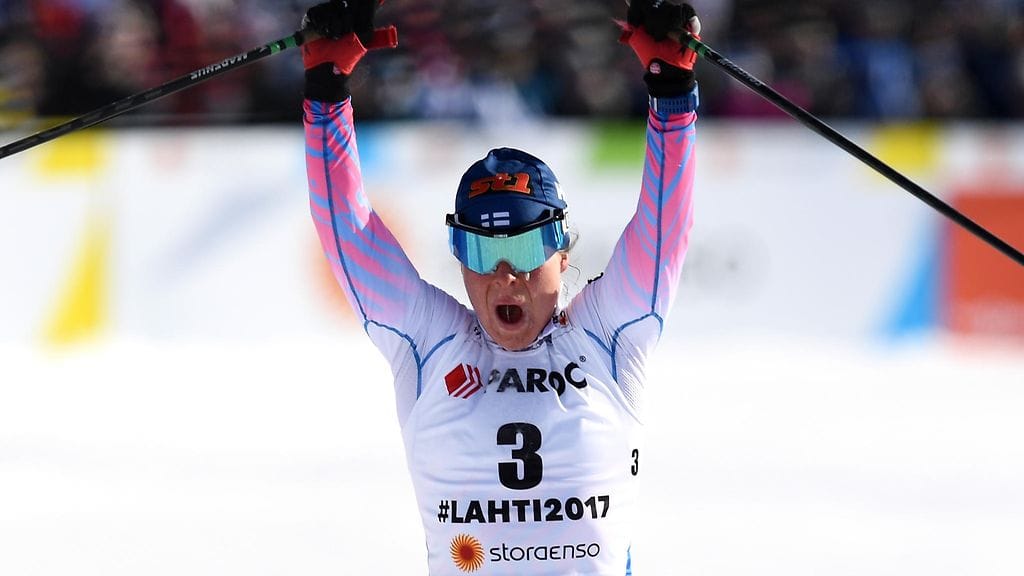 Krista Pärmäkoski juhlii naisten vitosen MM-hopeaa.