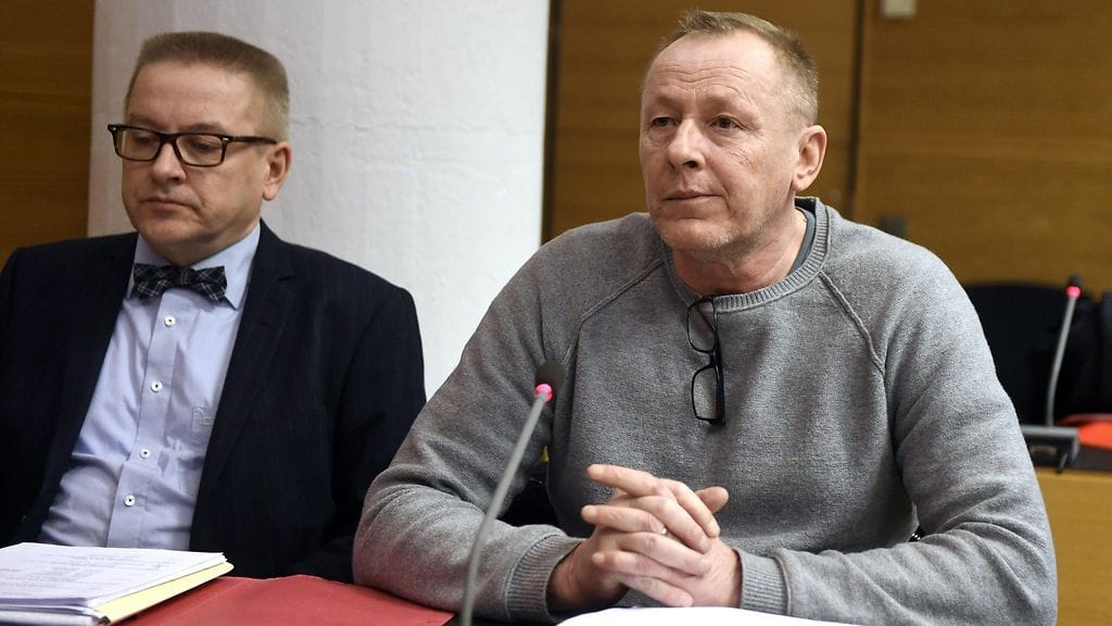 Törkeästä kiristyksestä epäilty Keijo Vilhunen ja asianajaja Markku Fredman (vas.) laajan kiristysjutun käsittelyssä Helsingin käräjäoikeudessa 28. helmikuuta 2017. Ainakin osa neljästä epäillyistä on STT:n tietojen mukaan liivijengi United Brotherhoodin jäseniä.