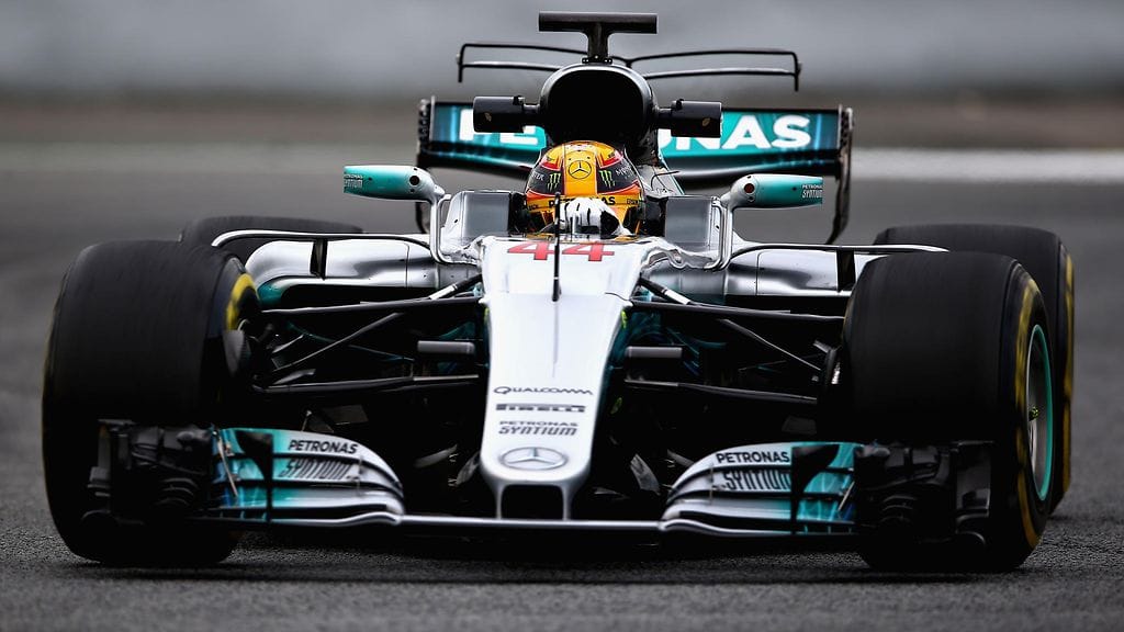 Lewis Hamiltonin auton T-siipi tuplana.