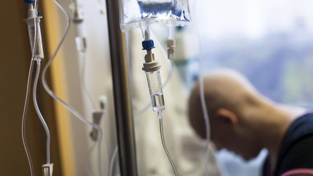 Päänahan viilennyshoito vähentää kemoterapiaa saavien hiustenlähtöä. Kuvituskuva.