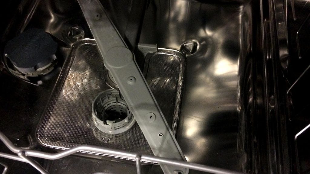 Vanhat koneet kuivasivat astioita koneen pohjassa sijaitsevalla, kuumennuselementillä.