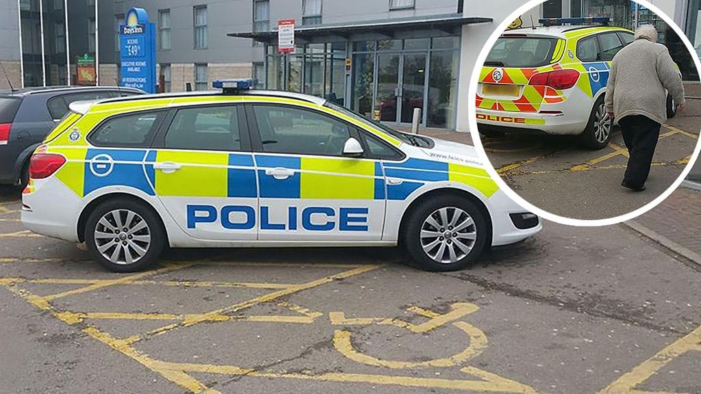 Poliisiauto pysäköitiin kahteen liikuntarajoitteisille varattuun parkkiruutuun. Silminnäkijän mukaan poliisit istuivat sisällä kahvilla.