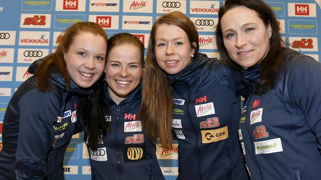 Kerttu Niskanen (vas.), Krista Pärmäkoski, Laura Mononen ja Aino-Kaisa Saarinen syöksyvät viestiladulle.