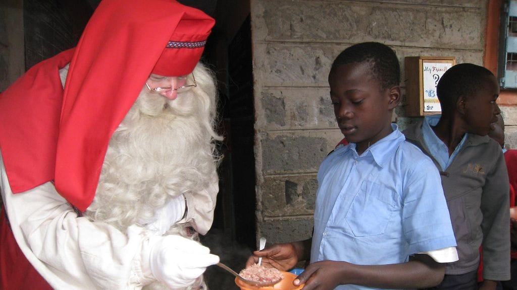 World Vision vei joulupukin tapaamaan lapsia Nairobin slummiin.