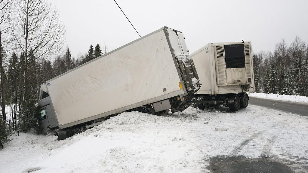 Valtatie 21:llä välillä Kilpisjärvi-Kolari rekkojen ulosajot ovat arkipäivää. Kuvan rekka ei liity asiaan.