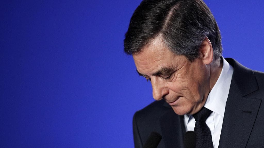 Fillon myönsi eilen Les Echos -lehden haastattelussa saaneensa lahjoituksena kaksi trendikkään pariisilaisräätälin tekemää pukua, joiden arvo oli yhteensä 13 000 euroa.