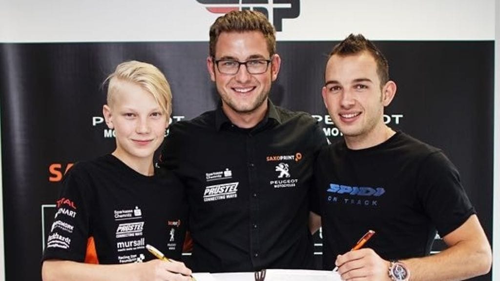 Patrik Pulkkinen (vas.) allekirjoitti syksyllä kahden vuoden sopimuksen Peugeotin kanssa Moto3-luokan MM-sarjassa. Oikealla tallikaveri Jakub Kornfeil.