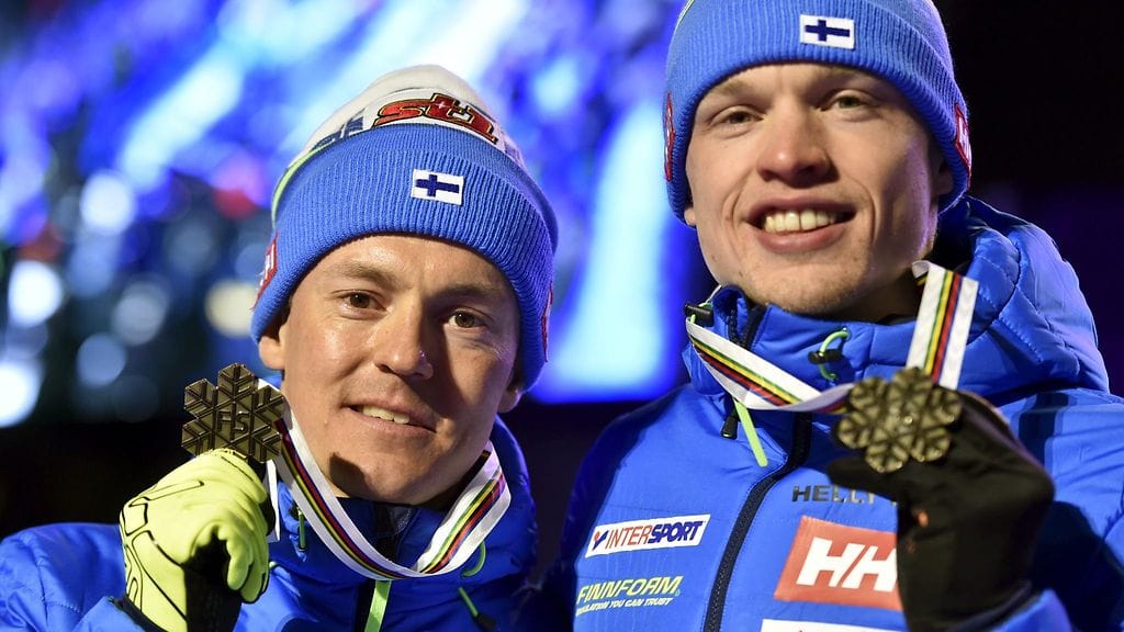 Sami Jauhojärvi ja Iivo Niskanen juhlivat yhdessä jo parisprintin pronssia.
