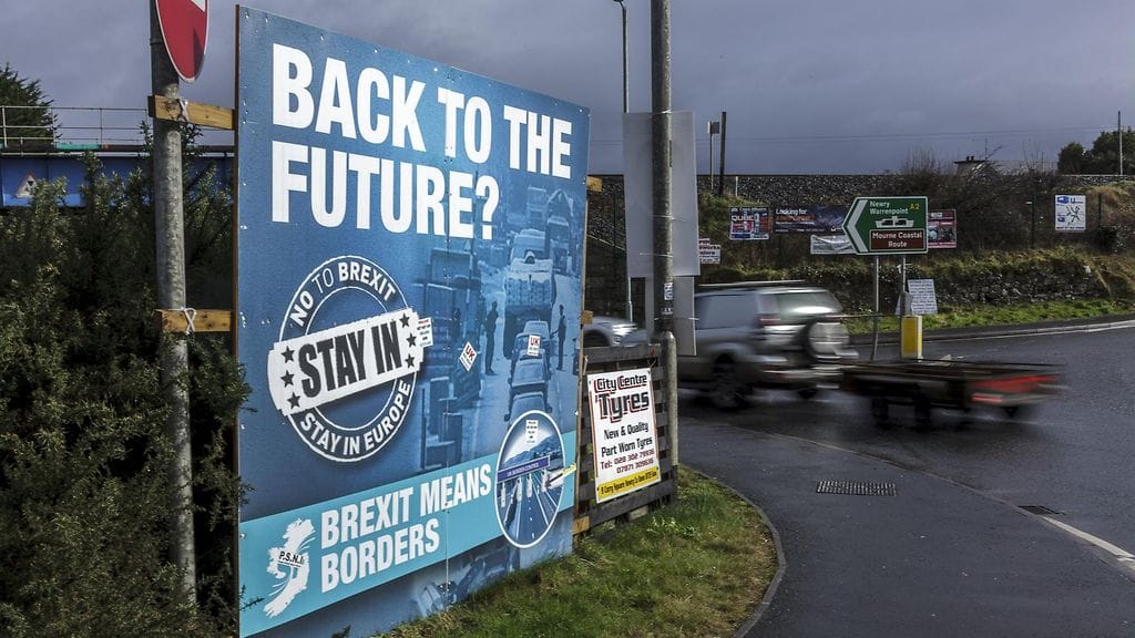 Pohjoisirlantilaiset saavat itse valita joko Irlannin tai Britannian passin tai molemmat. Tästä sovittiin pitkänperjantain sopimuksessa vuonna 1998.