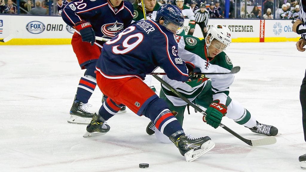 Erik Haula raastamassa kiekkoa vastustajalta Columbuksessa.