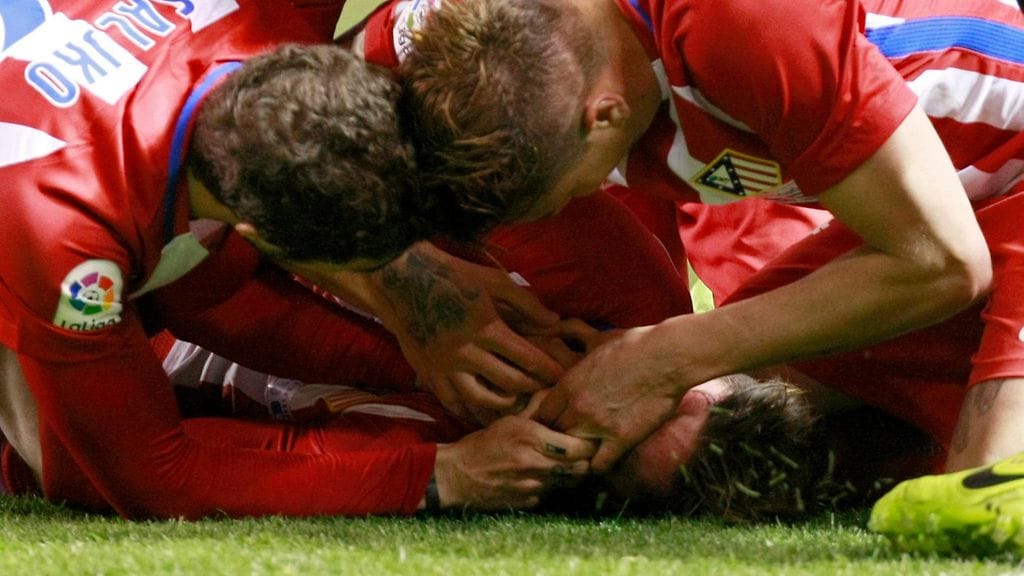 Joukkuetoverit estivät tajuntansa menettänyttä Fernando Torresia nielaisemasta kieltään.