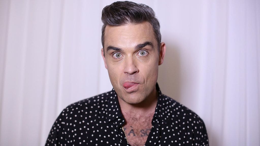 Robbie Williams kieli keskellä suuta marraskuussa 2016.