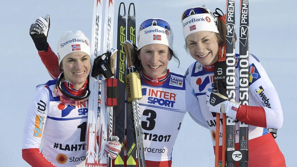 Heidi Weng, Marit Björgen ja Astrid Jacobsen juhlivat kolmoisvoittoa lauantaina. Lisäksi Norjan Ragnhild Haga oli neljäs.