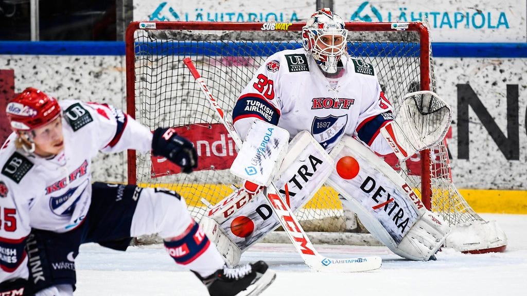 HIFK-hyökkääjä Micke-Max Åsten avustamassa maalivahti Kevin Lankista. Arkistokuva.