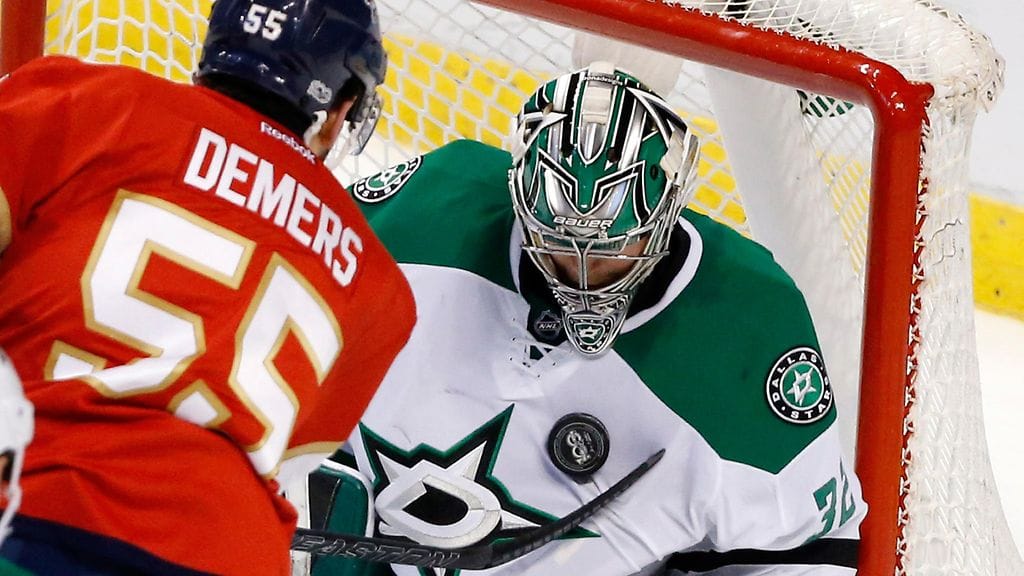 Floridan Jason Demers yrittää turhaan kaapia kiekon ohi Kari Lehtosen.