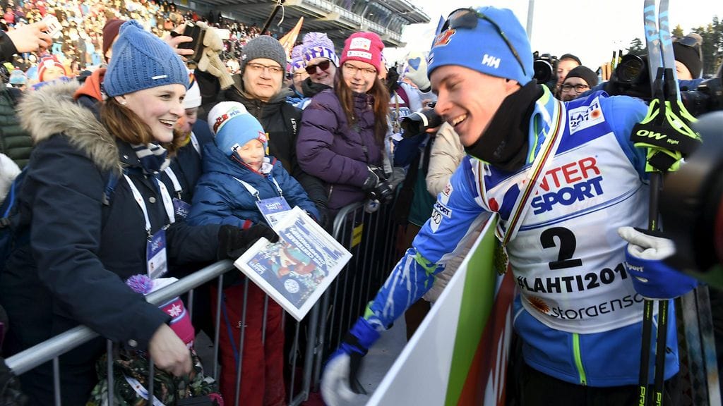 Suvi-vaimo ja Herkko-poika ottivat Heikkisen vastaan 2017 Lahti (1)