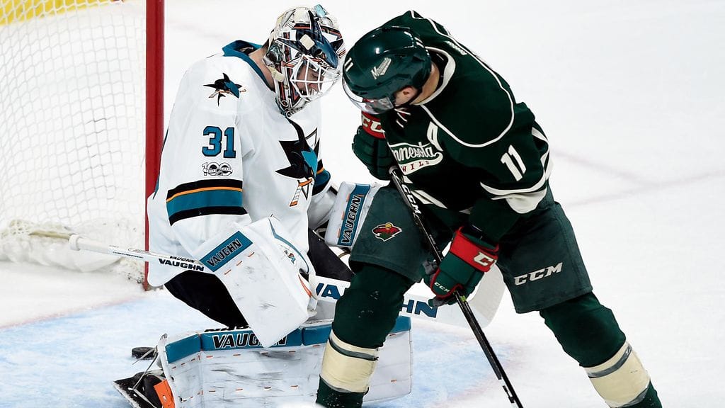 Martin Jones torjui kiekon jännällä tavalla.