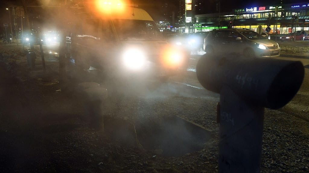 Haljennut kaukolämpöputki haittasi auto- ja metroliikennettä Helsingin Itäkeskuksessa maanantaina 6. maaliskuuta 2017. Putkesta vuoti Turunlinnantiellä vettä ja höyryä tielle ja metroraiteille.