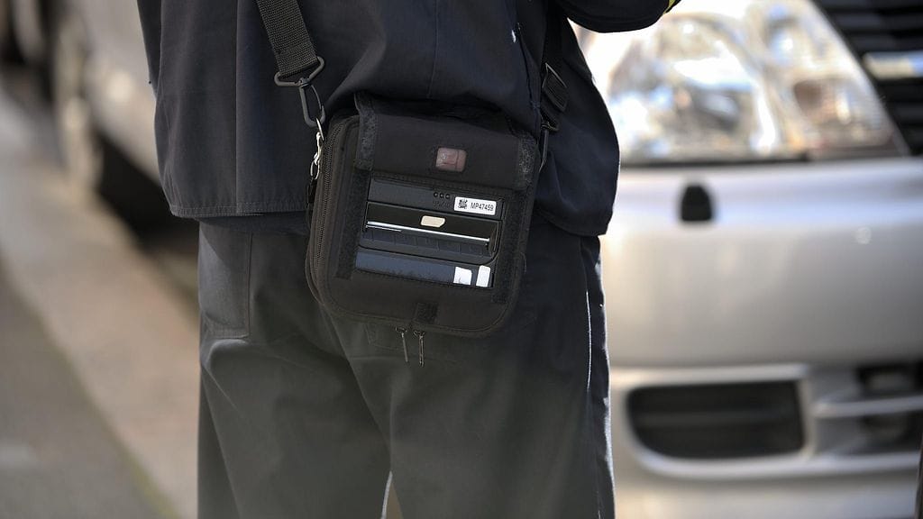 Kansanedustaja Antero Vartia esittää kaksinkertaisia pysäköintimaksuja vaarapaikoille jätetyille autoille.