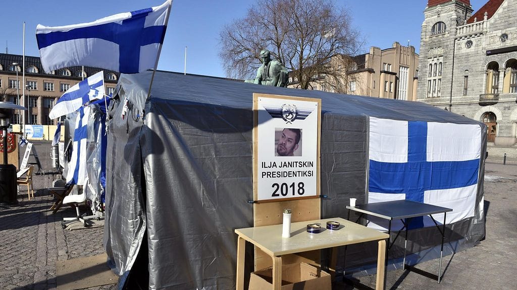Illja Janitskin presidentiksi 2018 kyltti turvapaikanhakijoita vastustavan Suomi ensin -leirissä Helsingin rautatienaukiolla maanantaina 6. maaliskuuta 2017.