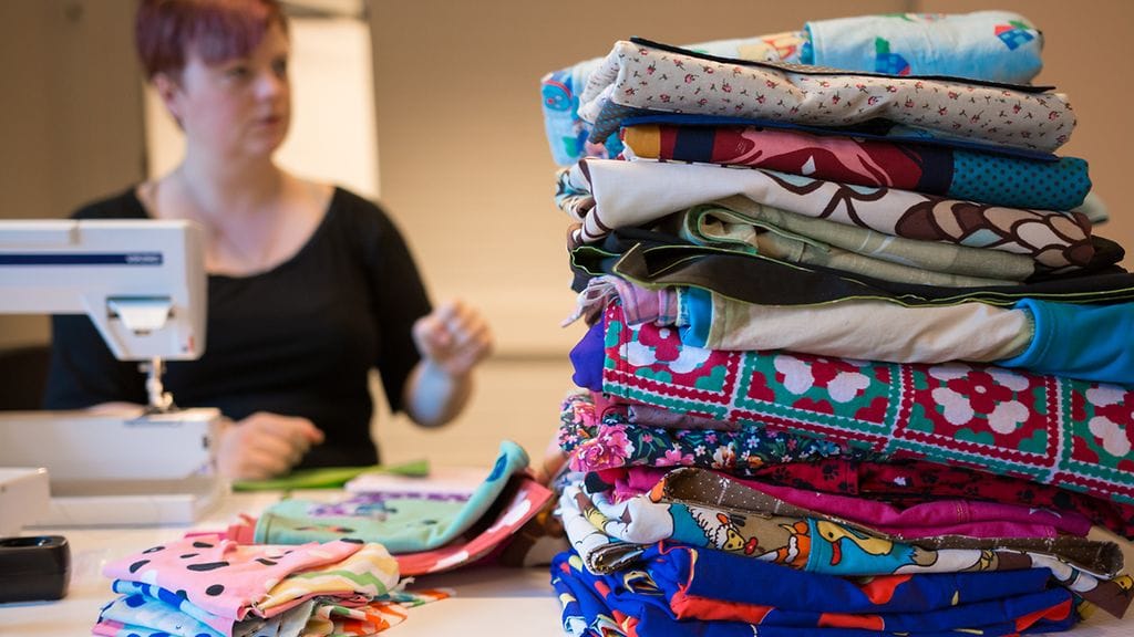 Tempauksessa on mukana noin kahdeksankymmentä kaikenikäistä naista sekä vapaaehtoisia yrityksiä.