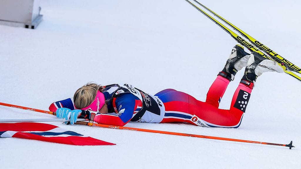 Therese Johaug joutuu jännittämään uransa jatkumista.