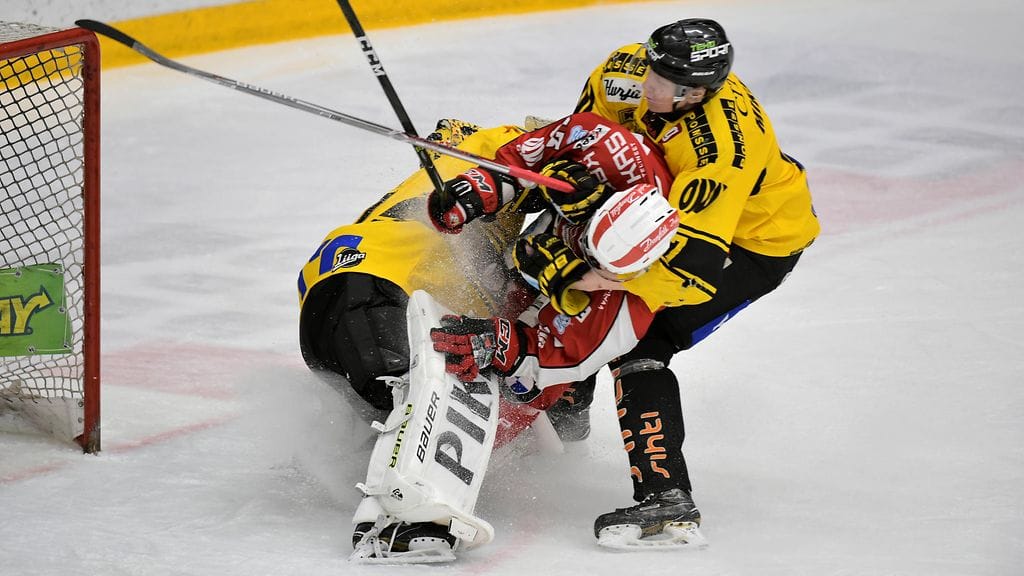 Sportin Erik Riska KalPa-maalivahti Denis Godlan ja -puolustaja Niko Mikkolan syleilyssä.