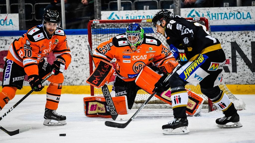 Kärppien Mikko Niemelä kamppaili maalinedustilanteessa HPK-puolustaja Mathias Porselandia vastaan. HPK-maalilla Emil Larmi.