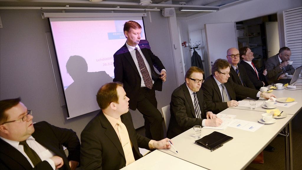 Keski-Uudenmaan kuntajohtajien miesvaltainen edustus tiedotustilaisuudessa Keravalla tiistaina 26. helmikuuta 2013.