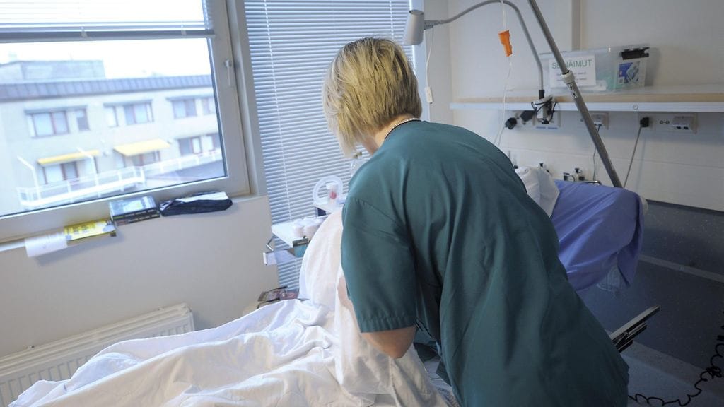 Sairaanhoitaja HUSin vuodeosastolla keskiviikkona 9. lokakuuta 2013.