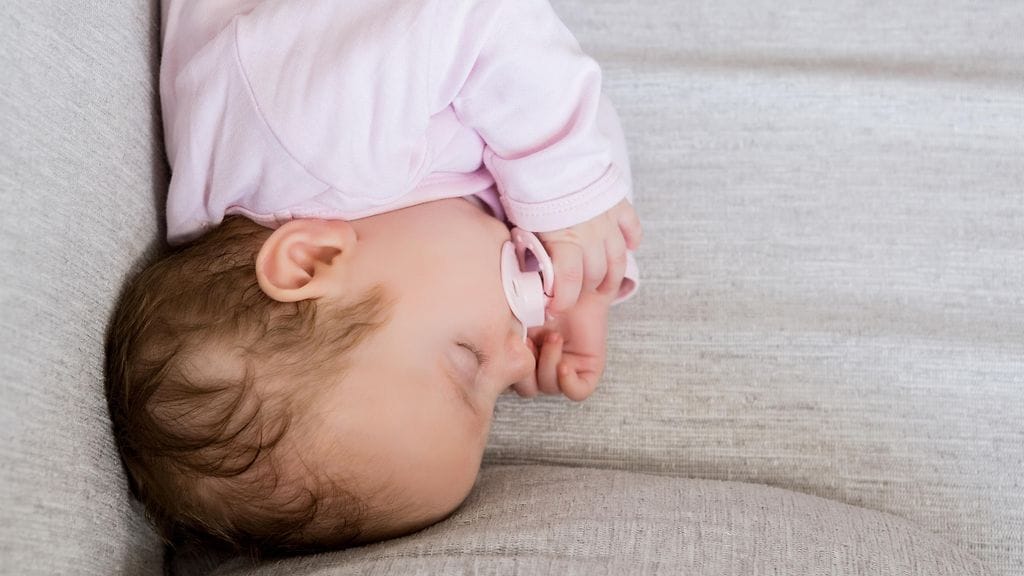 Asiantuntijoiden mukaan vauva tulisi aina nukuttaa tukevalle ja tasaiselle alustalle – ei siis sohvalle.