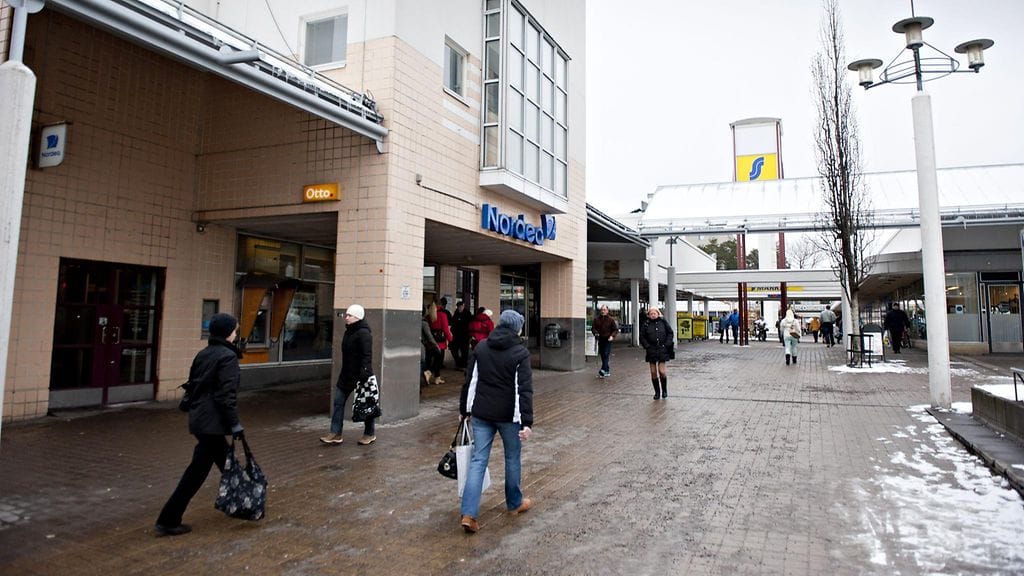 Miestä iskettiin leipäveitsellä kasvoihin Kontulan ostoskeskuksen parkkipaikalla myöhään maanantai-iltana.