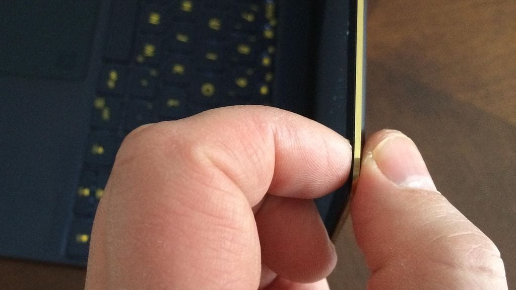 Asus Zenbook 3 Ultrabook ei ole paksuudella pilattu. Näyttö on suorastaan uskomattoman ohut. Viistetyt metalliset reunat  antavat koneelle laadukasta ilmettä.