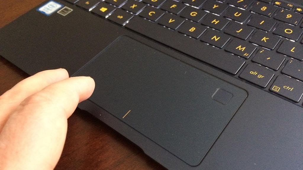 Asus Zenbook 3 Ultrabook kannettava tietokone, näppäimistö, hiiri