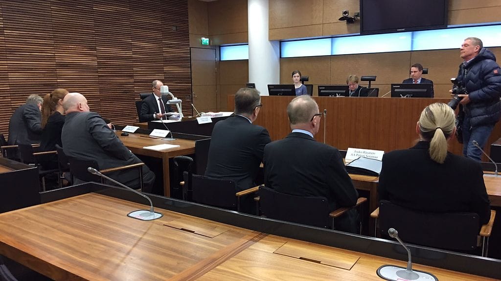 Helsingin hovioikeudessa puidaan sitä miten säilöönotettujen ulkomaalaisten eristämispäätökset olisi pitänyt tehdä. Syytteessä on kolme tuomaria.