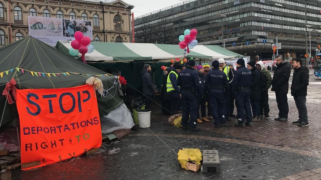 Arkistokuva. Turvapaikanhakijoiden mielenosoitusleiri Helsingin Rautatientorilla.