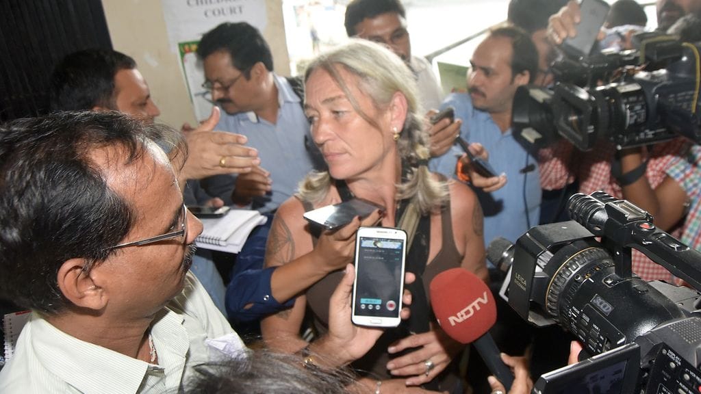 Brittiläinen Fiona MacKeown pyrkii keräämään 20 000 puntaa palkkioksi tiedoista, jotka johtavat hänen tyttärensä murhaajien vangitsemiseen.