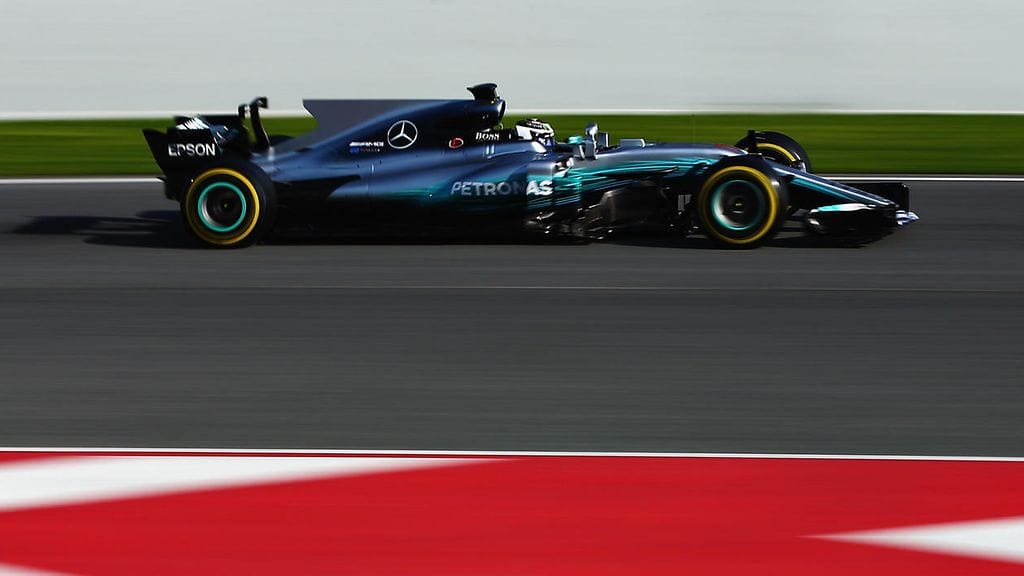 Valtteri Bottas kiidättää Mercedestä.