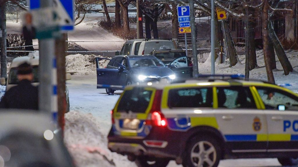 Poliisiauton takana olevasta sinisestä autosta löytyi kaksi kuoliaaksi ammuttua miestä eilen Tukholmassa.