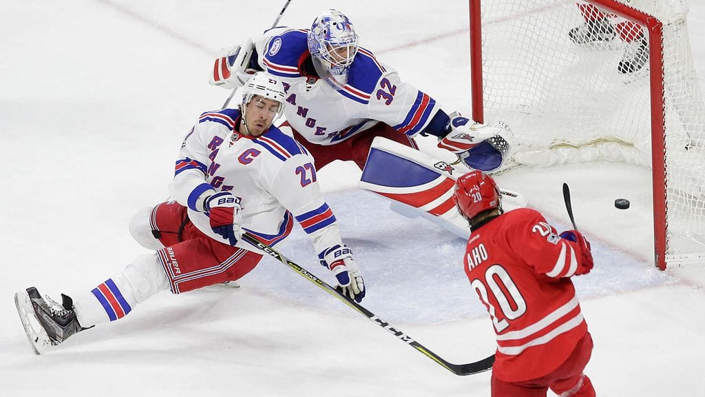 Sebastian Aho tykitti kaksi maalia Antti Raannan ohi.