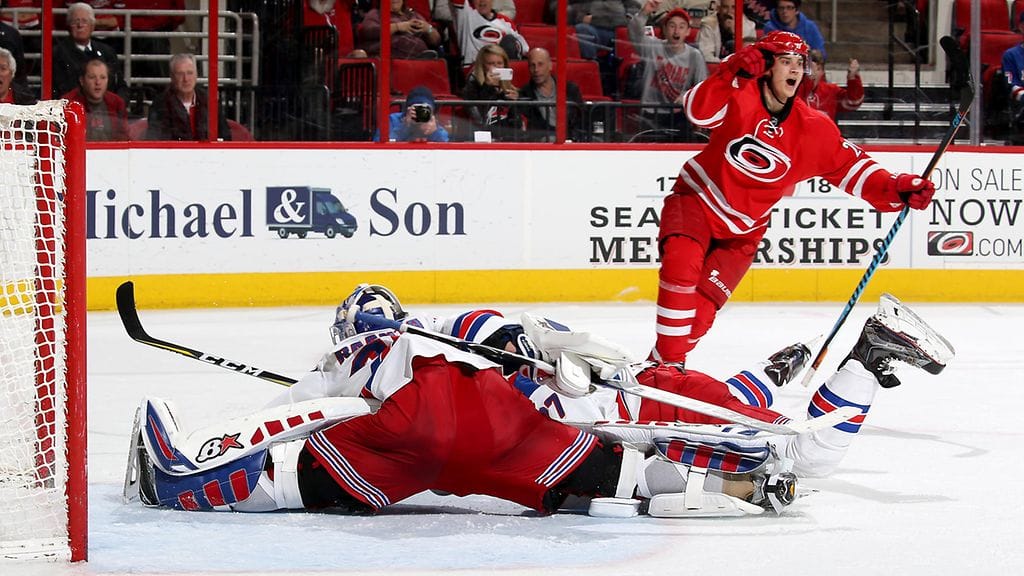 Sebastian Aho upotti kaksi kiekkoa Antti Raannan taakse.