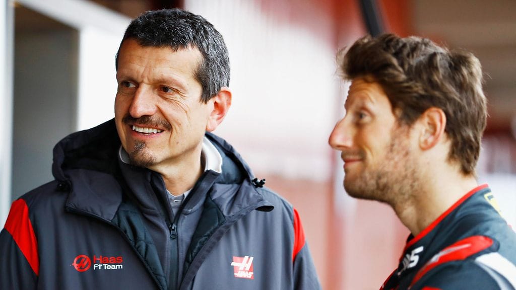 Günther Steiner (vas.) saa vastaanottaa Romain Grosjeanilta jatkuvaa palautetta jarruista.