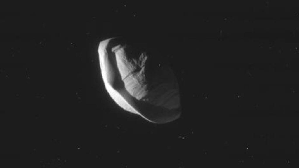 Saturnusta kiertävä Pan on vähintäänkin oudon näköinen kappale.