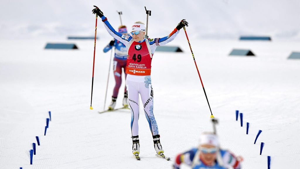 Kaisa Mäkäräinen tervehti yleisöä loppusuoralla.