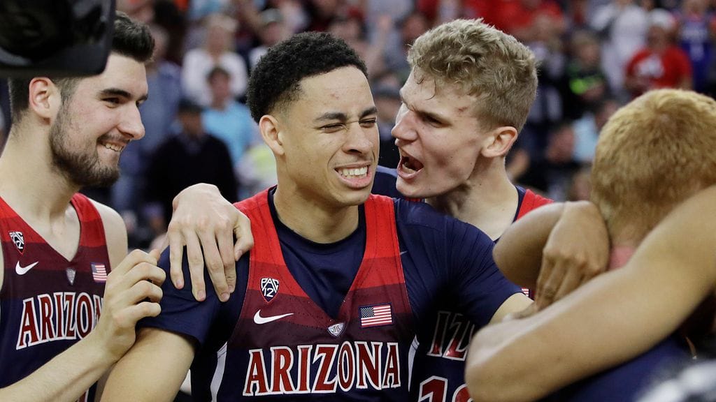 Lauri Markkanen (oik.) juhlii konferenssifinaalin voittoa.