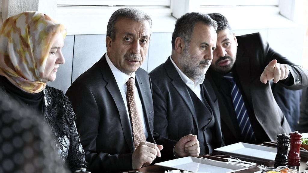 Mehmet Mehdi Eker (toinen vasemmalta) vieraili tänään tukholmalaisessa ravintolassa.