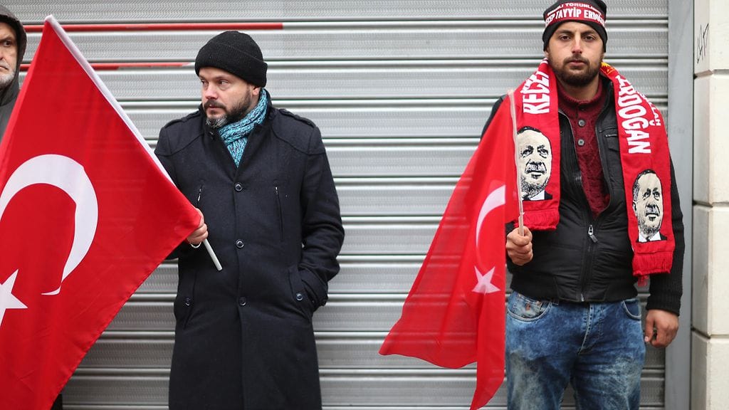 Presidentti Erdoganiin kannattajat protestoivat Hollannin suurlähetystön edessä Turkissa eilen. Hollannin ja Turkin välille syntyi eilen diplomaattinen kiista turkkilaispoliitikkojen kampanjoinnista, kun Hollanti ei antanut Turkin ulkoministerin Mevlüt Cavusoglun lentokoneen laskeutua maahan.