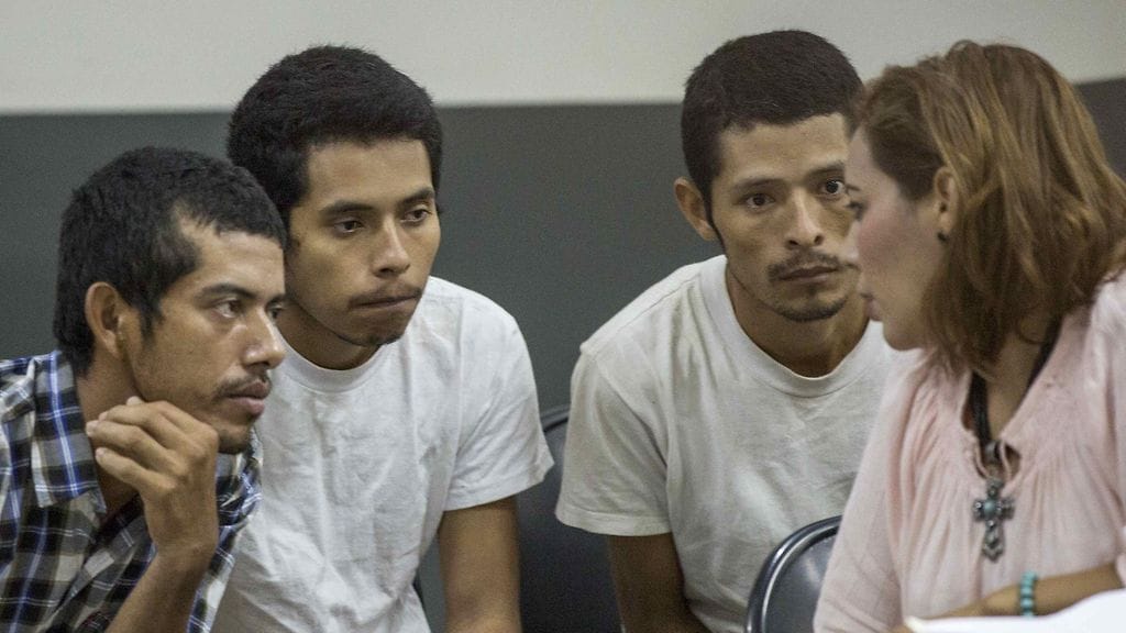 Juan Rocha kuvassa vasemmalla.  Oikealla miehen asianajaja.