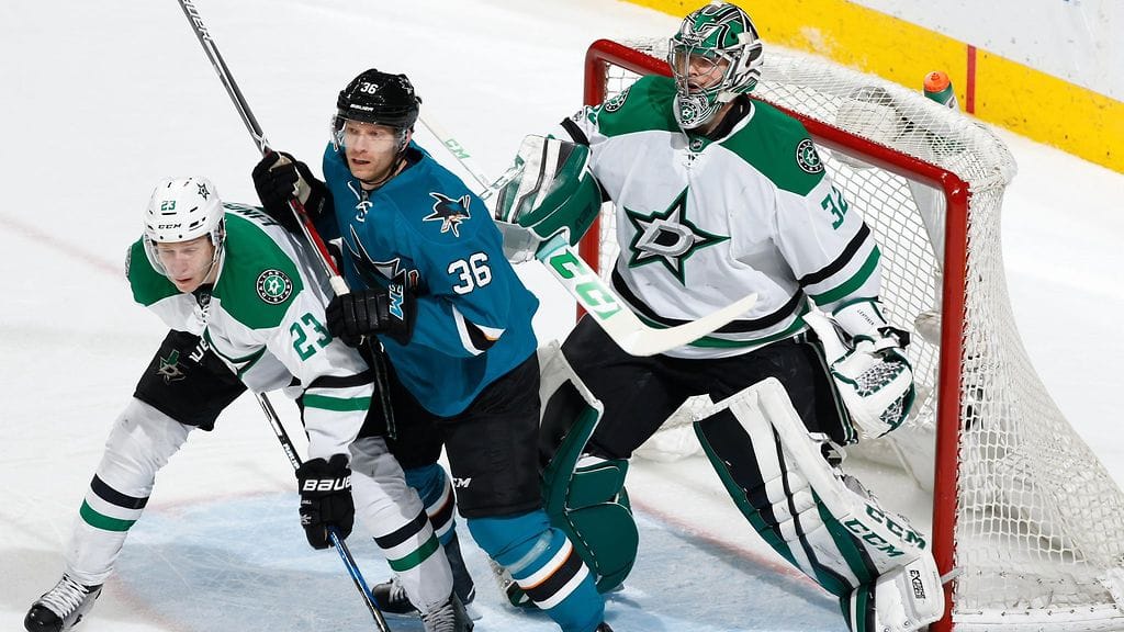 Esa Lindell taisteli maalin edessä.