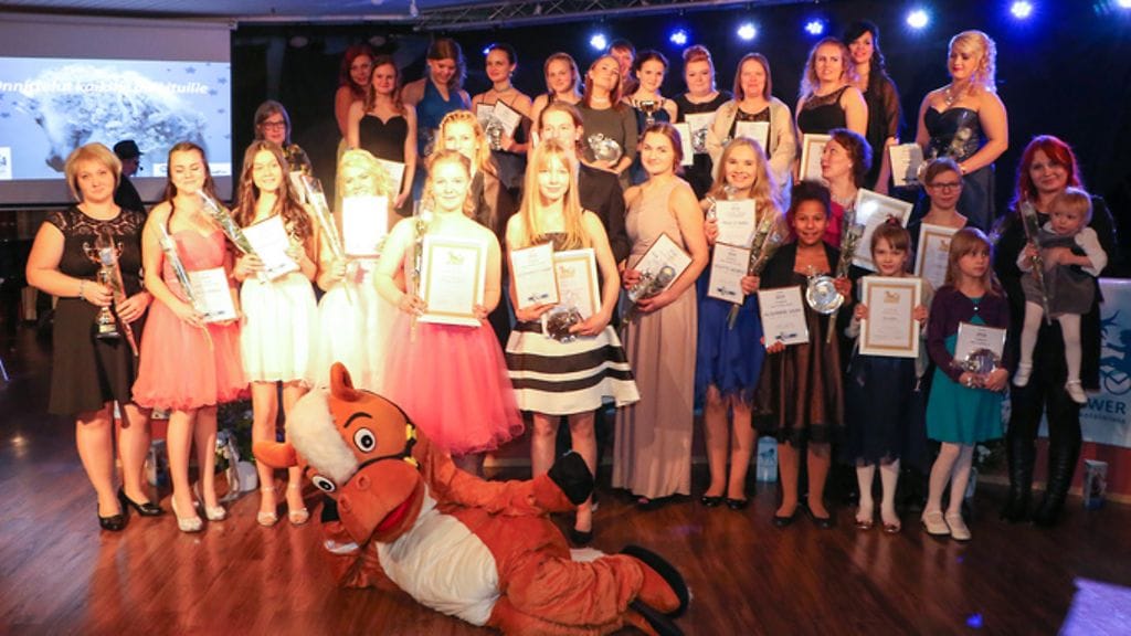 Vuoden 2016 menestyneimmät poniraviurheilijat palkittiin Young Power Poniravigaalassa 11. helmikuuta Jyväskylässä.